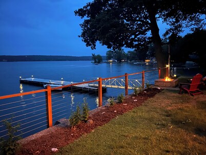 Charming water-front cottage & guest house comfortably sleeps 8 with WiFi, AC