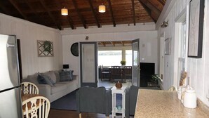 Una cocina compacta con comedor, vigas de madera en el techo y vistas al exterior.