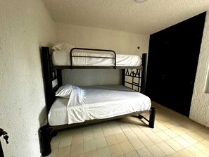 3 dormitorios, tabla de planchar con plancha, wifi gratis y ropa de cama