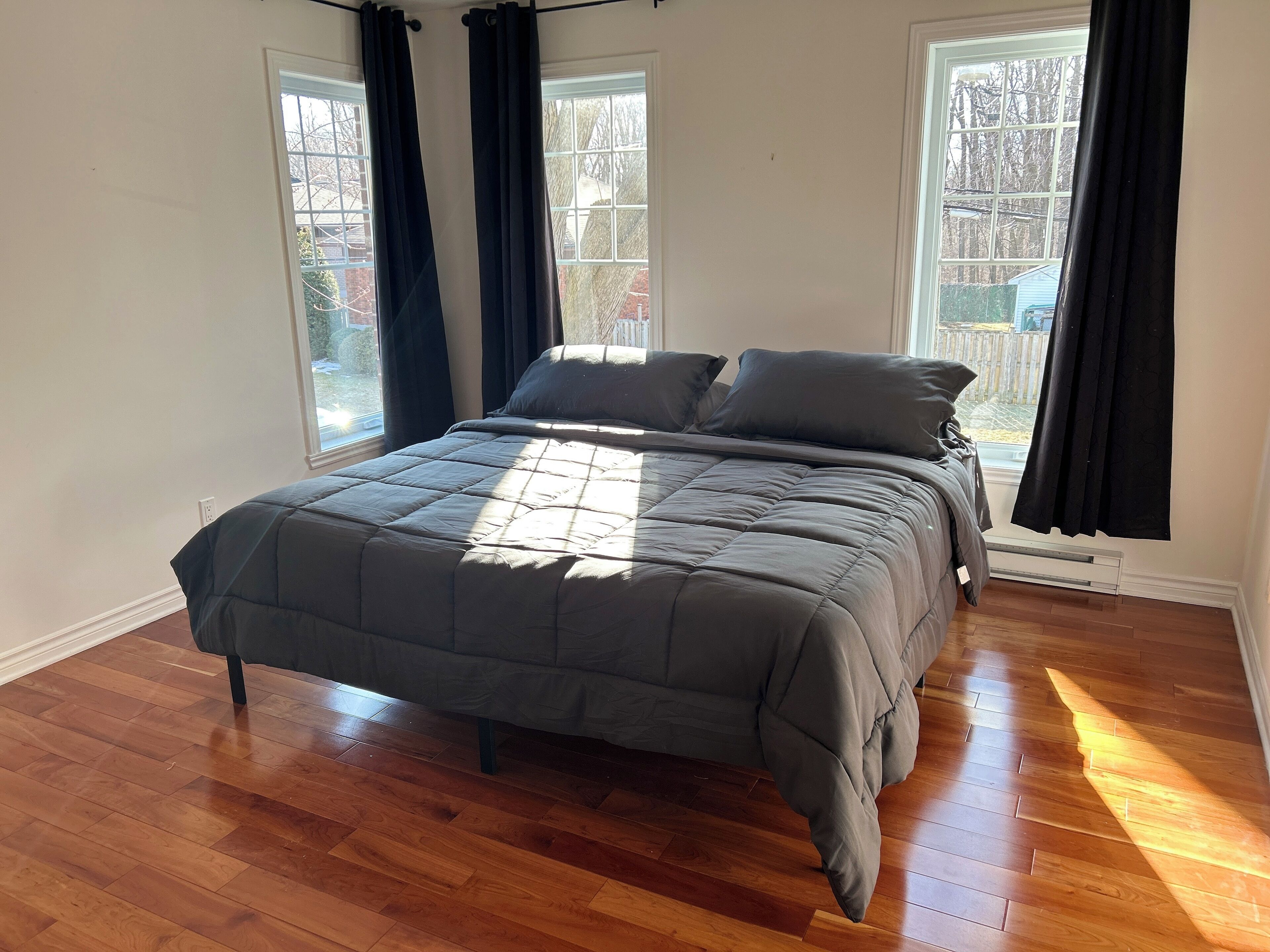 Tabla de planchar con plancha, wifi y ropa de cama 