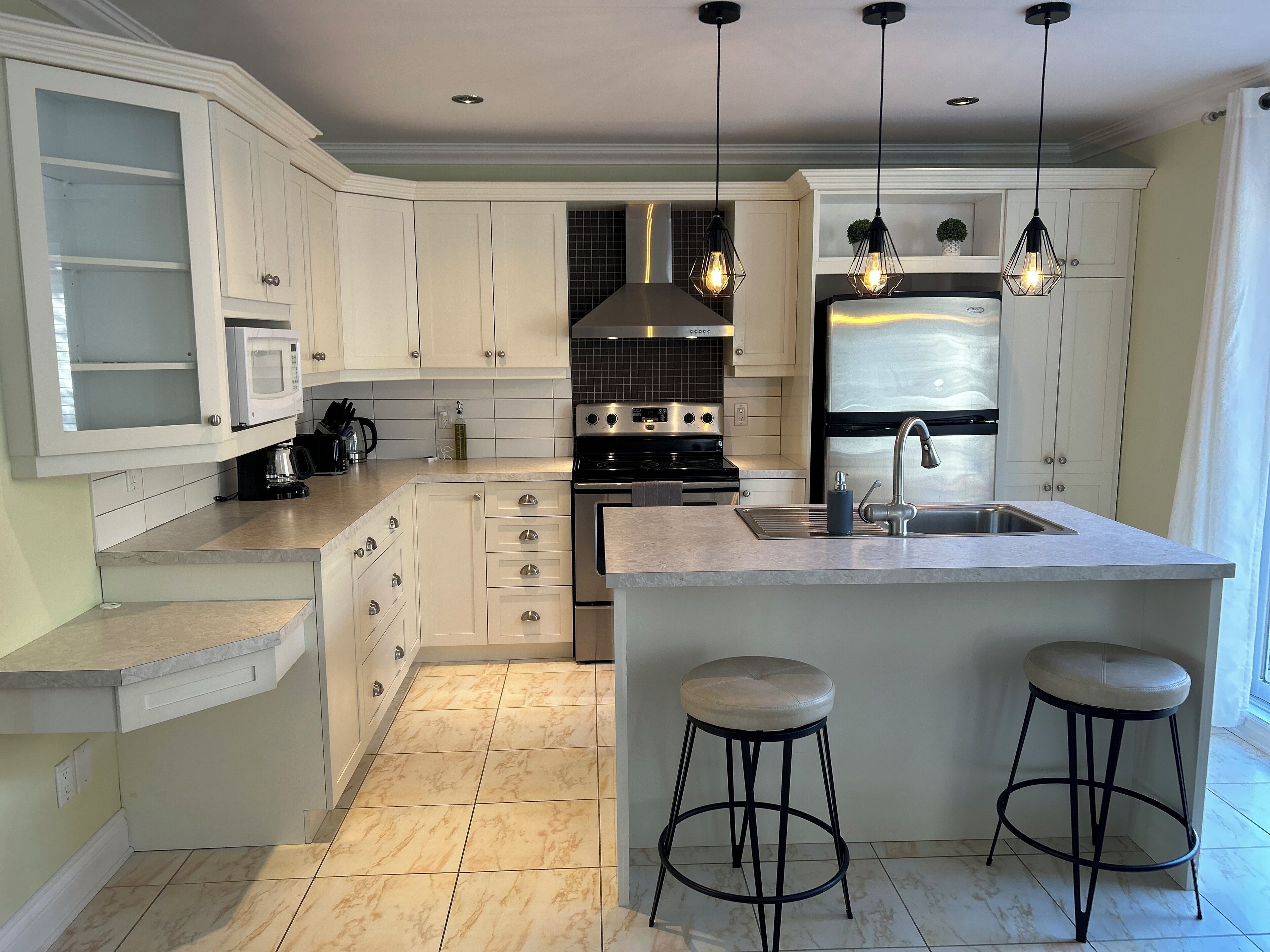 Microondas, horno, parrilla de estufa y lavavajillas 