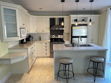 Microwave, oven, stovetop, dishwasher. Magnifique maison près de l'eau