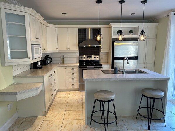 Microwave, oven, stovetop, dishwasher - Magnifique maison près de l'eau (Laval)