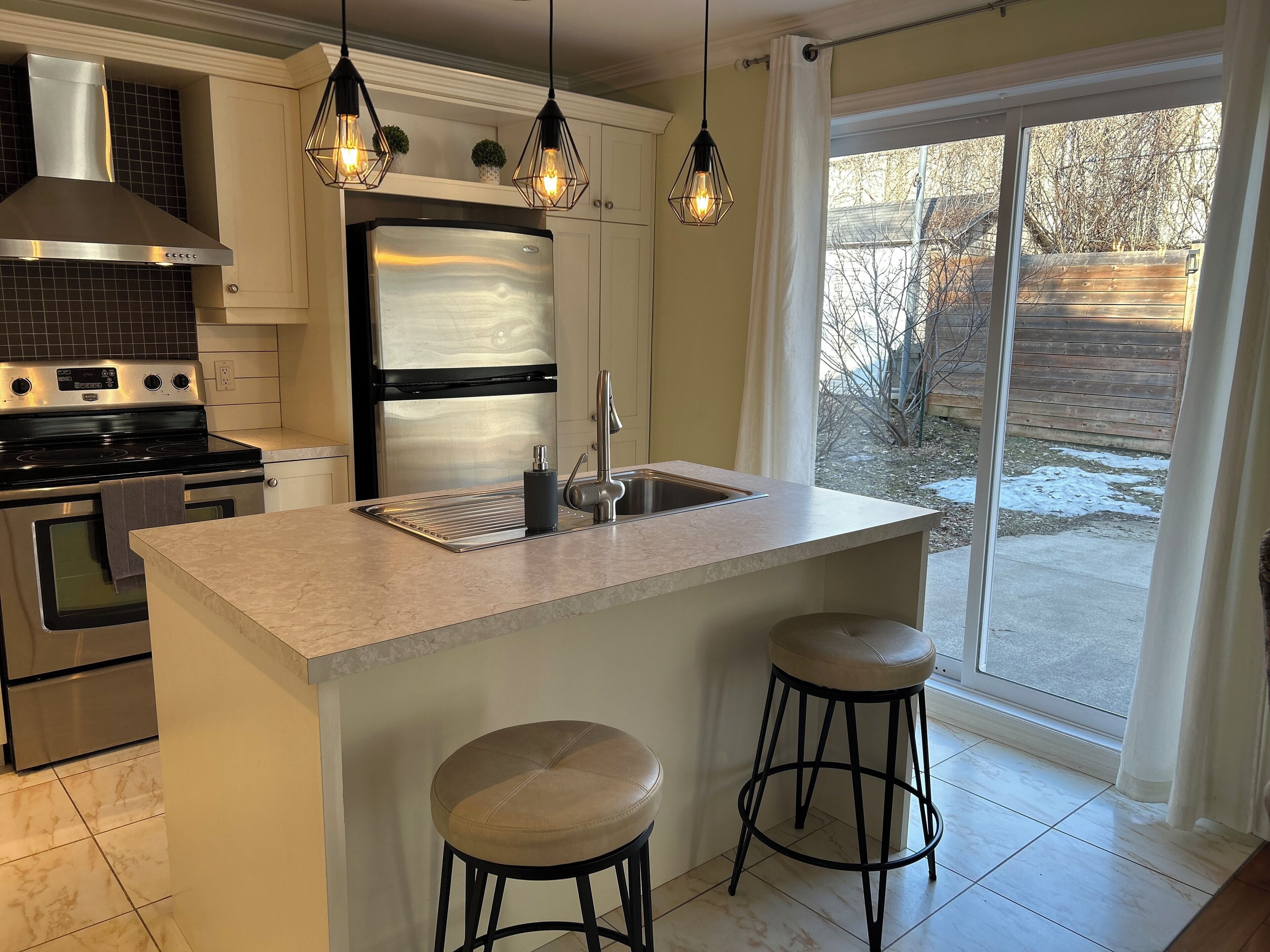 Four à micro-ondes, un four, surface de cuisson, lave-vaisselle