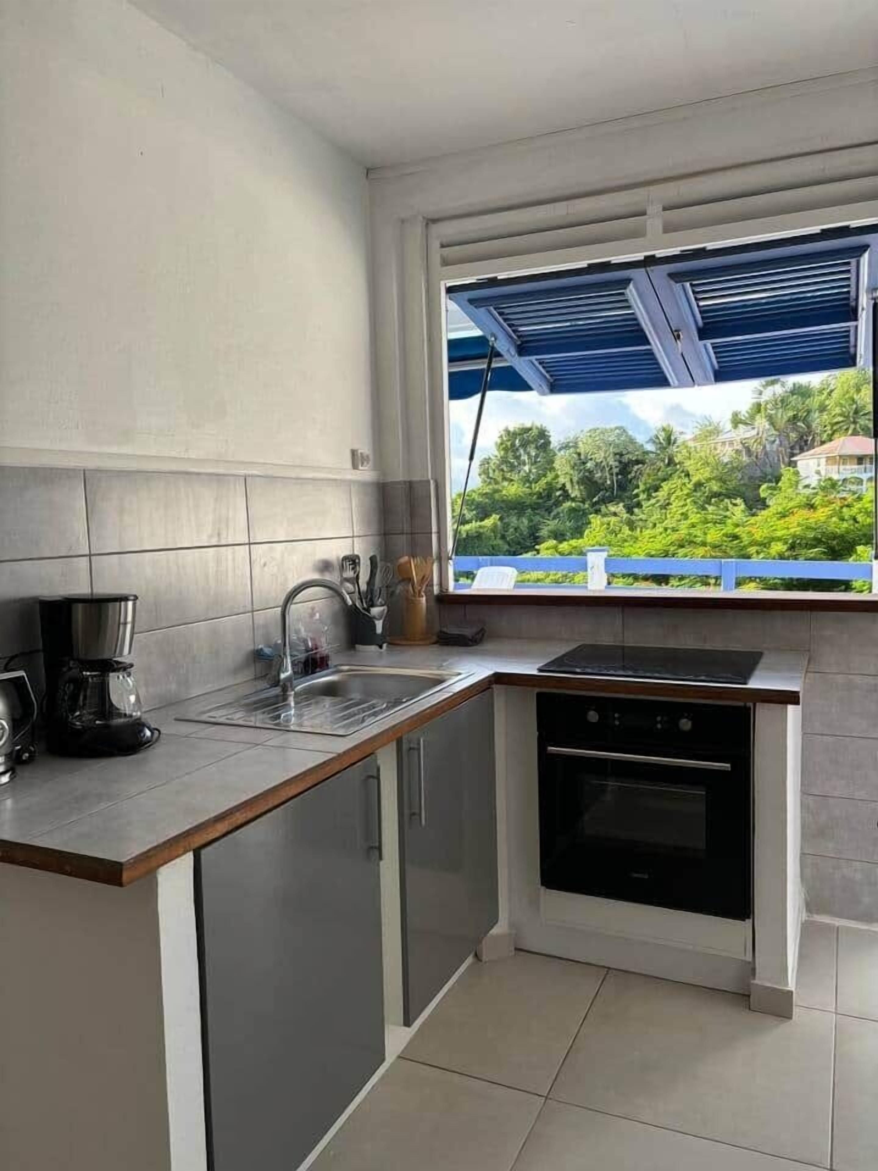 Fridge, microwave, oven, coffee/tea maker