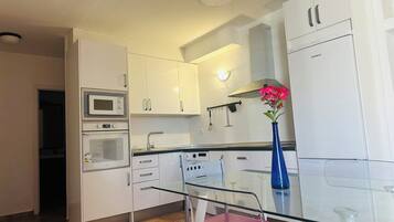 Full-sized fridge, microwave, oven, stovetop