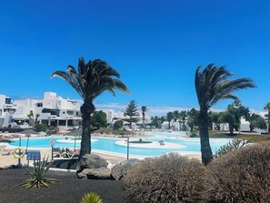 2 Außenpools, Sonnenschirme, Liegestühle