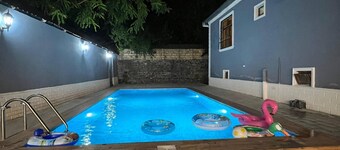 เฮาส์ที่อบอุ่นด้วยสระว่ายน้ำใกล้ศูนย์เมือง