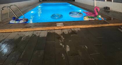 Cozy House With Swimming Pool Near City Center