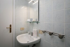 Apartment, Garden View | Bathroom | Shower, free toiletries, hair dryer, bidet