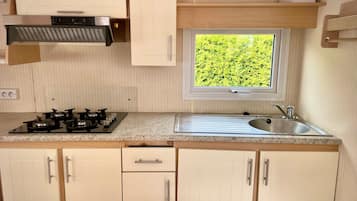 Kühlschrank, Mikrowelle, Wasserkocher mit Kaffee-/Teezubehör