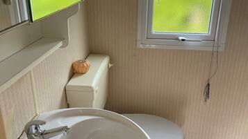 Een douche, handdoeken, zeep, shampoo