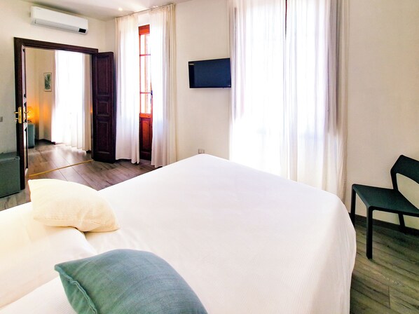 Chambre Supérieure, balcon, vue mer | 1 chambre, literie hypoallergénique, Wi-Fi gratuit, draps fournis