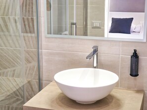 Dusche, Regendusche, kostenlose Toilettenartikel, Haartrockner