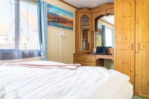 2 soverom, skrivebord, strykejern/-brett og reiseseng for barn