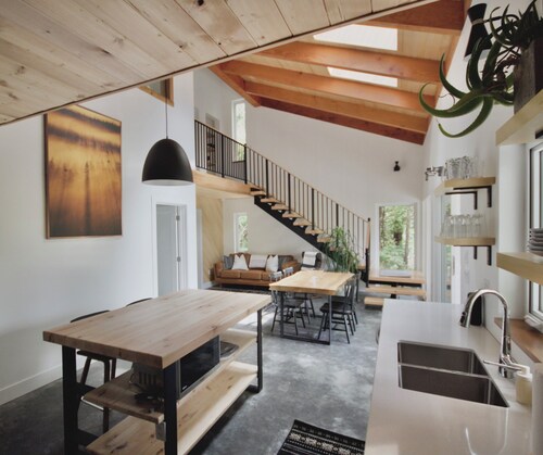 Private Cabin in Tofino with hot tub!