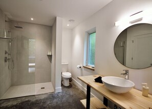 Shower, hair dryer, towels, soap - Private Cabin in Tofino with hot tub! (Tofino)