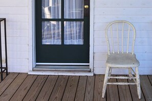 Terrace/patio - Cozy 1-bedroom house in historic Arrow Rock with WiFi, AC.  (Arrow Rock)