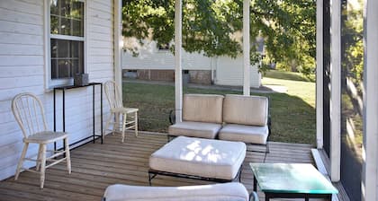 Cozy 1-bedroom house in historic Arrow Rock with WiFi, AC.
