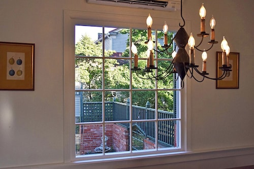 Cozy 1-bedroom house in historic Arrow Rock with WiFi, AC. 