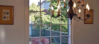 Cozy 1-bedroom house in historic Arrow Rock with WiFi, AC.