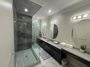 Dusj, hårføner, bidé og håndklær