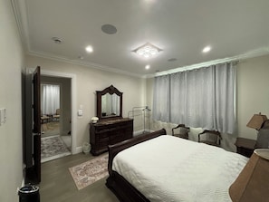 2 bedrooms, desk, iron/ironing board, free WiFi - Two spacious bedrooms with dining and washroom in a new home. Independent space. (Langley Township)