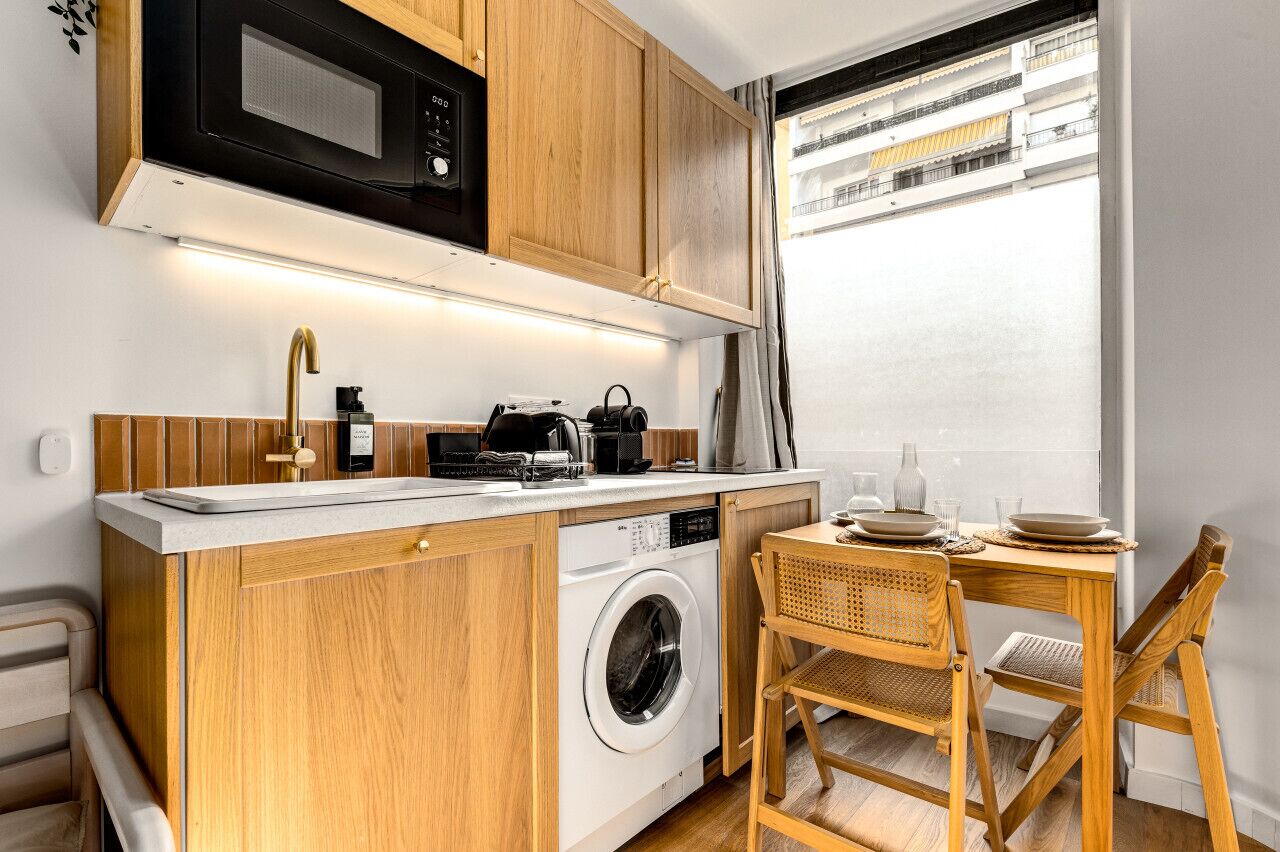 Kylskåp, mikrovågsugn, spishäll och diskmaskin