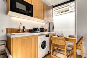 Fridge, microwave, stovetop, dishwasher