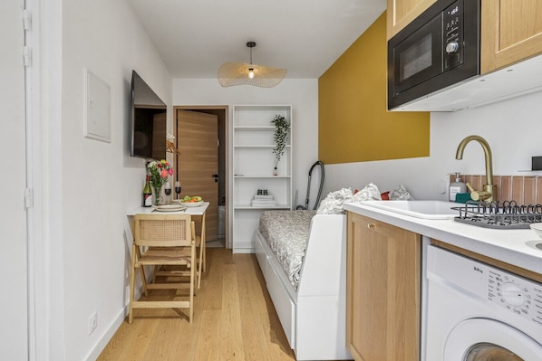 1 habitación, escritorio, tabla de planchar con plancha y wifi gratis