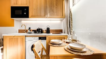 Réfrigérateur, micro-ondes, plaque de cuisson, lave-vaisselle