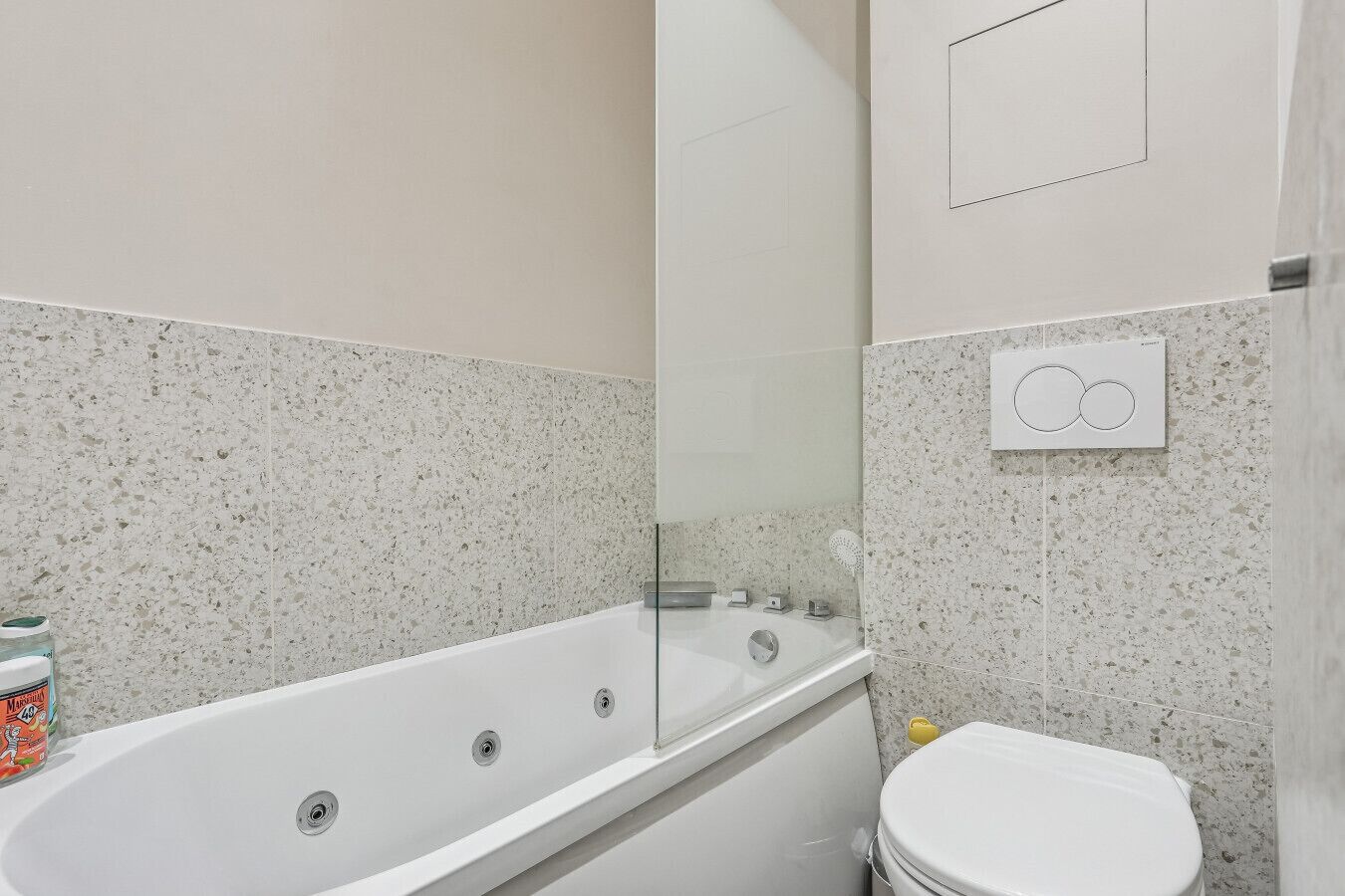 Sèche-cheveux, serviettes fournies