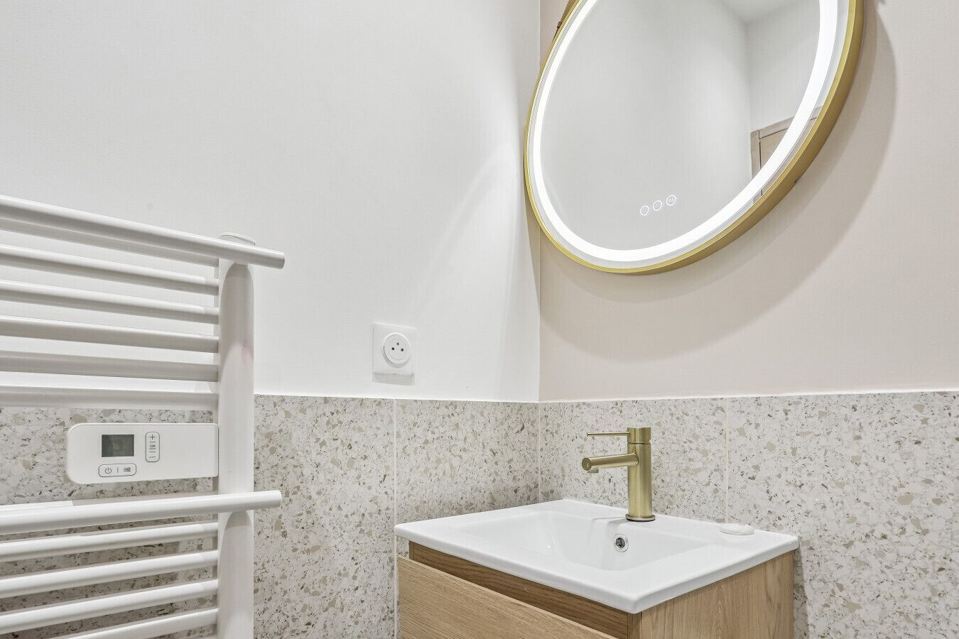 Sèche-cheveux, serviettes fournies