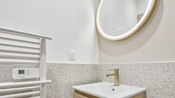 Een haardroger, handdoeken