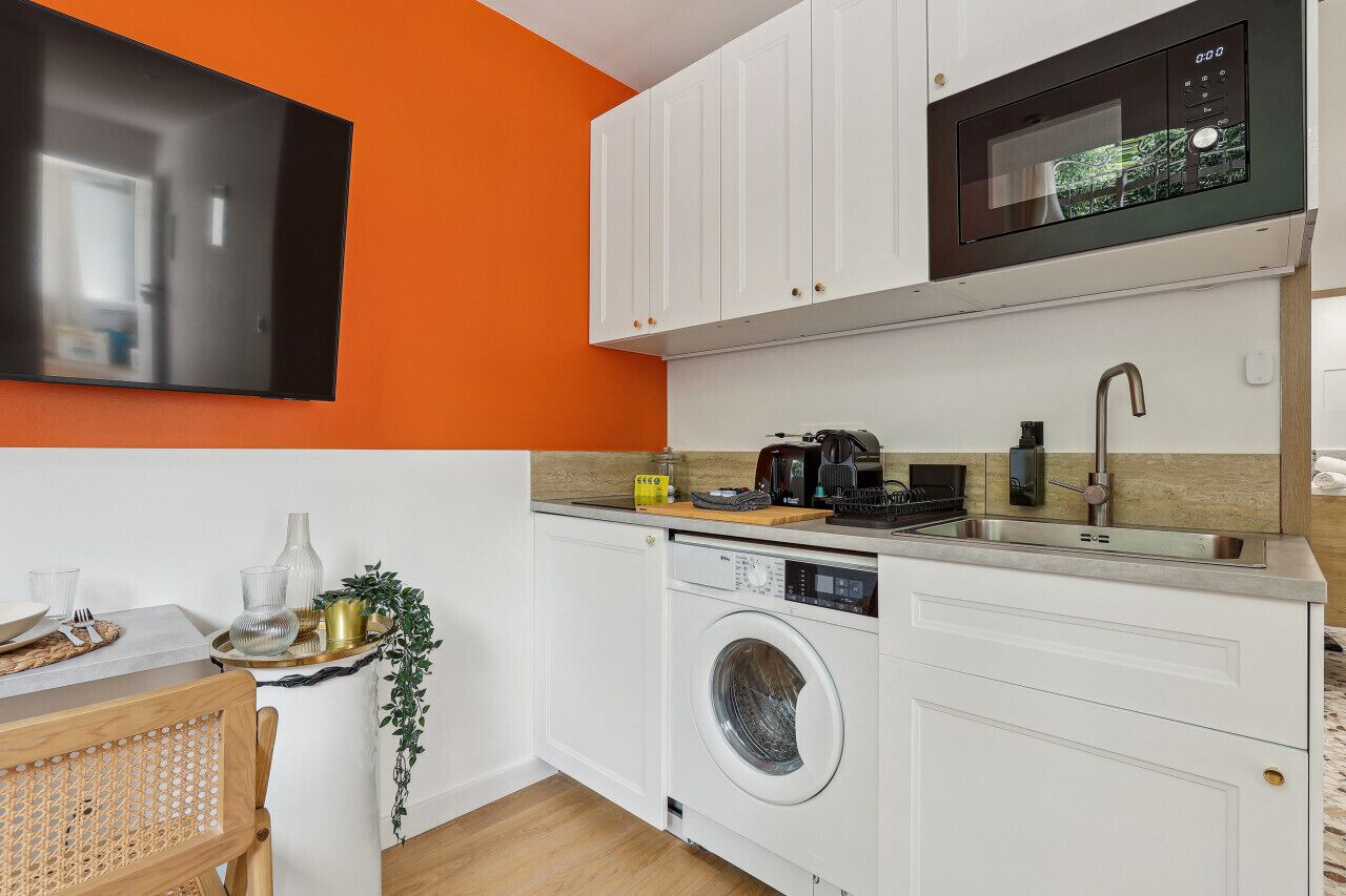 Jääkaappi, mikroaaltouuni, liesi, astianpesukone