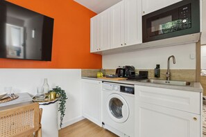 Réfrigérateur, micro-ondes, plaque de cuisson, lave-vaisselle