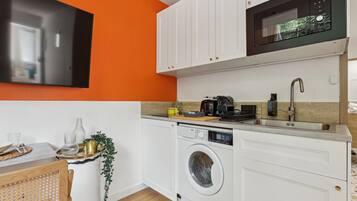 Réfrigérateur, micro-ondes, plaque de cuisson, lave-vaisselle