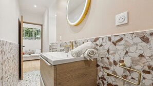 Ein modernes Badezimmer mit Marmorwaschtisch, Handtuchhalter und Spiegel.