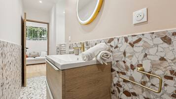 SĂšche-cheveux, serviettes fournies