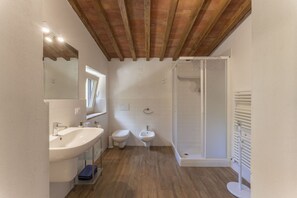 Douche, sĂšche-cheveux, bidet