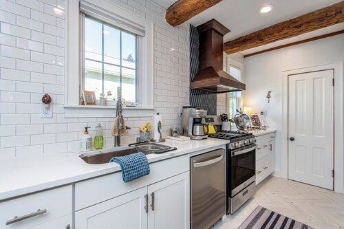 Charming 4-bedroom house steps from Pewaukee Lake Beach, shops & restaurants