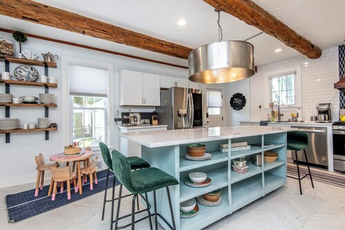 Charming 4-bedroom house steps from Pewaukee Lake Beach, shops & restaurants