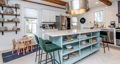 Charming 4-bedroom house steps from Pewaukee Lake Beach, shops & restaurants