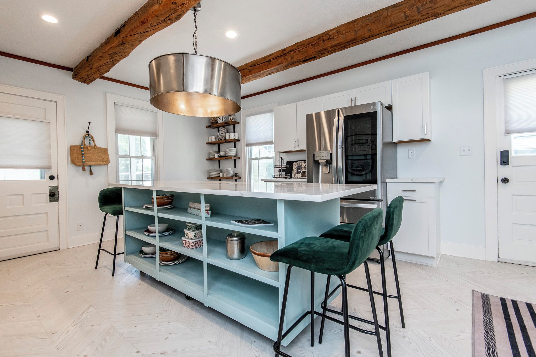 冷蔵庫、電子レンジ、オーブン、コンロ