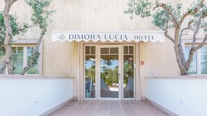 L’entrée de l’hôtel Dimora Lucia, avec son patio carrelé et sa vue sur le paysage environnant.