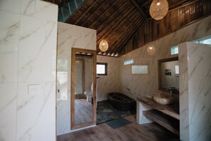Vila | Kamar mandi | Bathtub dan shower terpisah, bathtub besar,  dan handuk