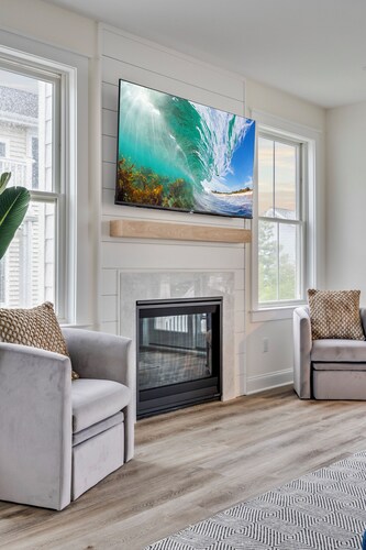 New Build w/ Heated Pool & Game Room, 0.5 blocks to Fantasy Island, Sleeps 18