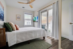 5 bedrooms, desk, WiFi