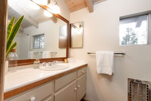 Douche, sĂšche-cheveux, serviettes fournies, savon