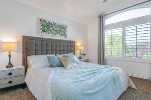 7 quartos, ferros/tábuas de passar roupa, Wi-Fi, roupa de cama